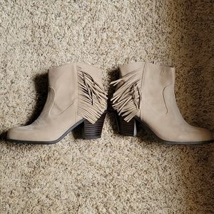 Sam and libby booties. Size 8. Beige color.